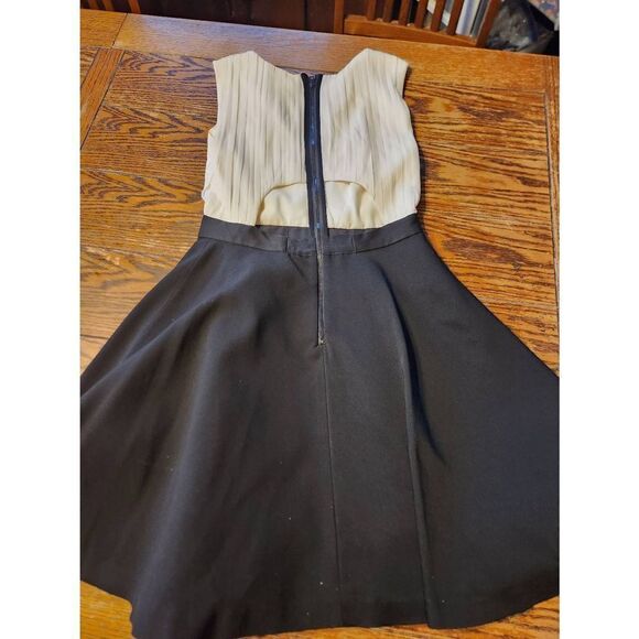 Alice + Olivia Tobin Fit Flare Dress sz 4 - Picture 5 of 7